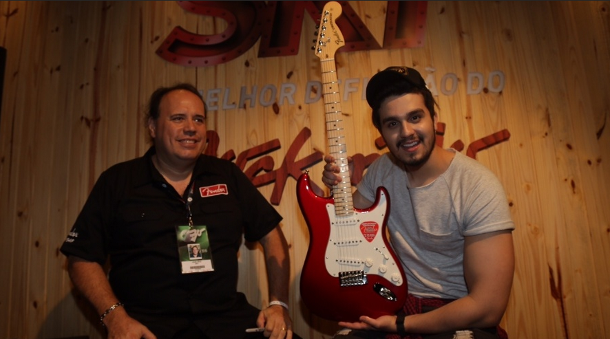 Luan Santana é presenteado com guitarra de luthier da Fender 47