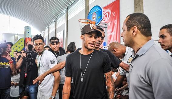 Neymar da Silva Santos supervisiona o Instituto Projeto Neymar Jr. 41