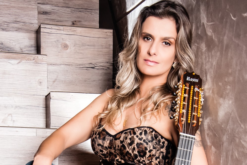 Adriana Farias apresenta pocket show de lançamento de "Beleza Rústica" na terça (29) 41