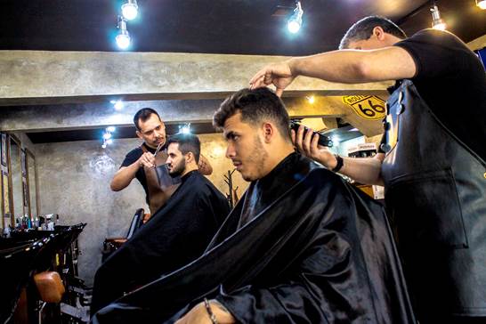 Dupla Vitor & Cadu renova visual em barbearia de famosos 42