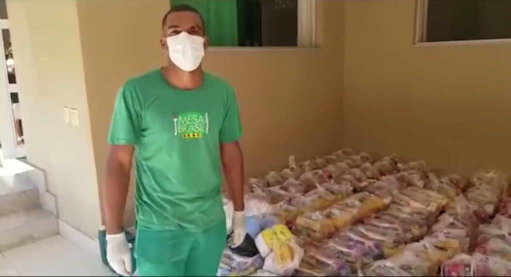 Jean Karlo distribui alimentos arrecadados em lives 42