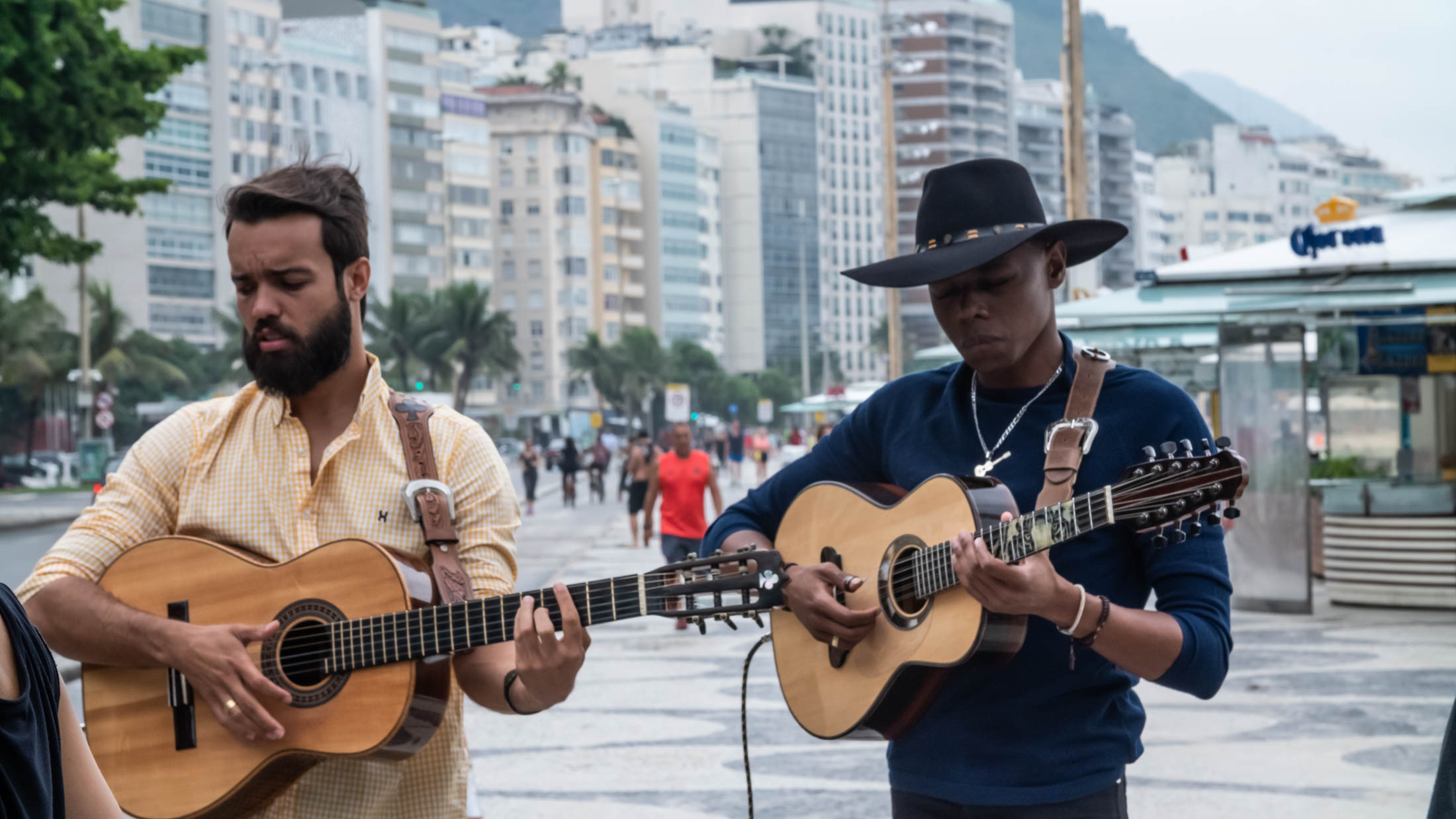 Praia de Copacabana é palco de versões de “Sonhando com Você” e “Só quem Ama Entende” de Lucas Reis e Thacio 41
