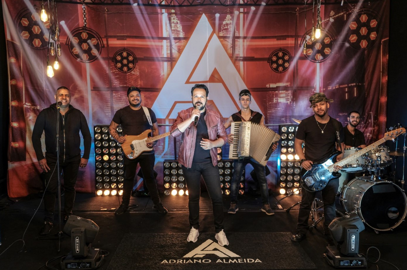 EP do cantor Adriano Almeida ganha destaque nas redes sociais 43