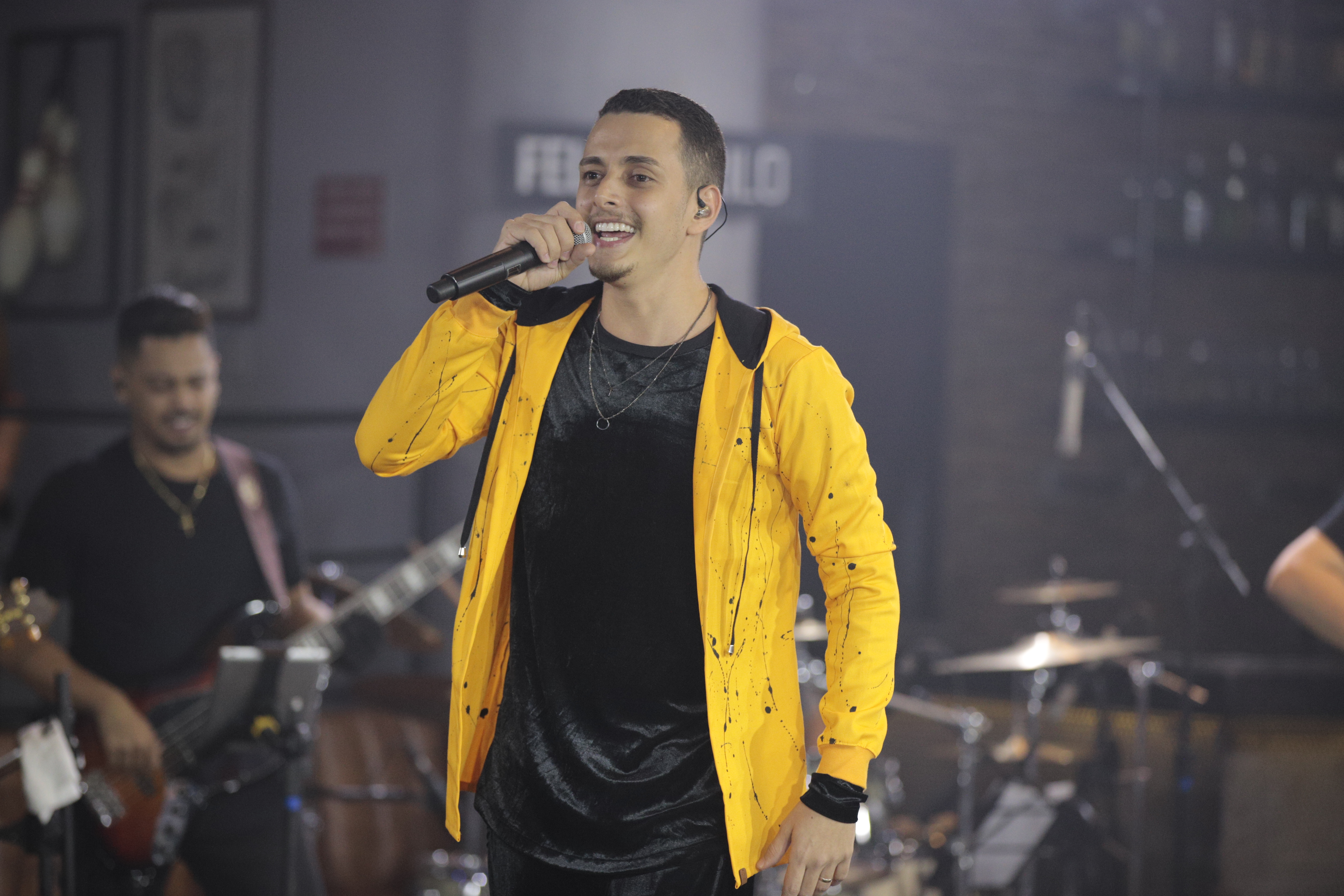 Felipe Grilo lança videoclipe do novo hit “Avon” 41