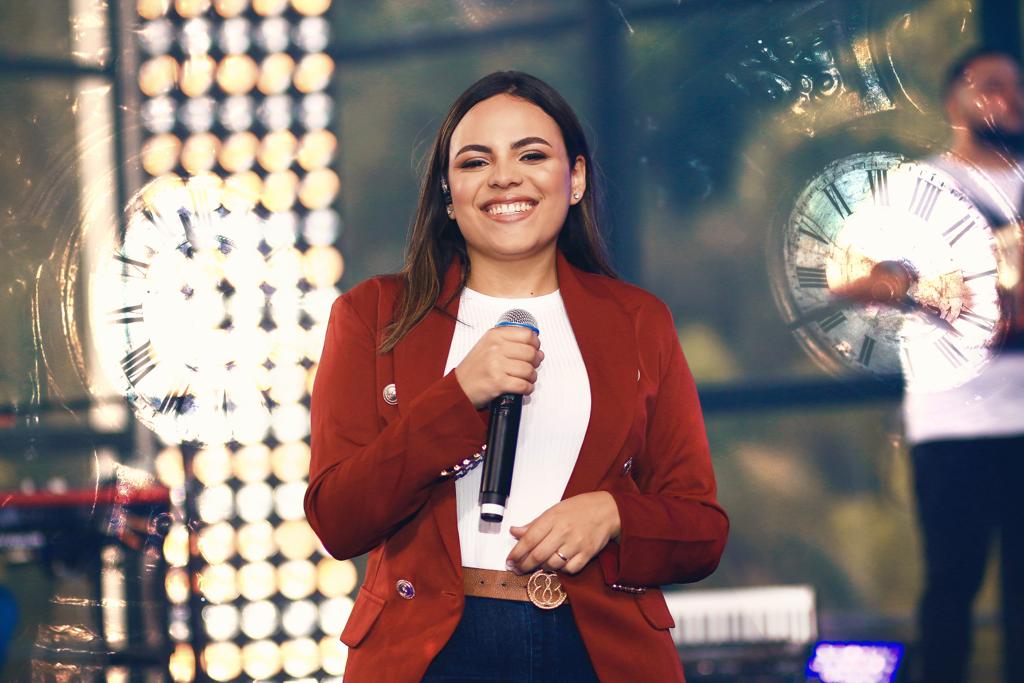 A cantora Nicole Souza lança "O Tempo". O single faz parte do raíSys Music, braço da gravadora Todah Music, maior projeto sertanejo gospel do Brasil. 41