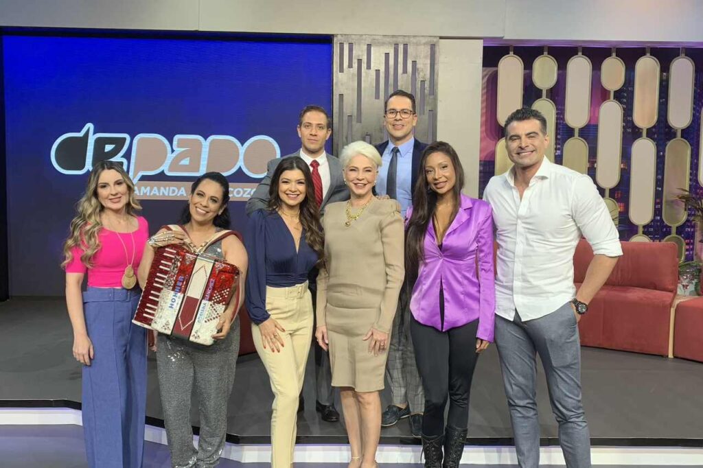 Amanda Françozo Amanda Françozo fala sobre cirurgias plásticas em seu programa na TV Aparecida Amanda Françozo Amanda Françozo fala sobre cirurgias plásticas em seu programa na TV Aparecida