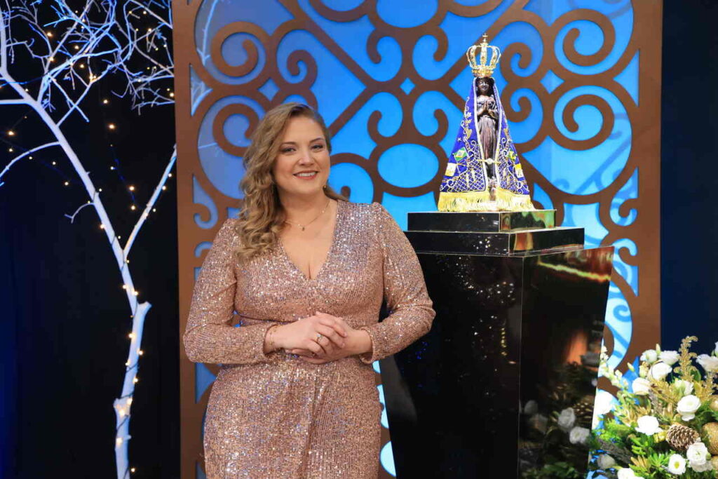 Aparecida Sertaneja Faa Morena mostra seu talento como cantora no "Aparecida Sertaneja" Aparecida Sertaneja Faa Morena mostra seu talento como cantora no "Aparecida Sertaneja"