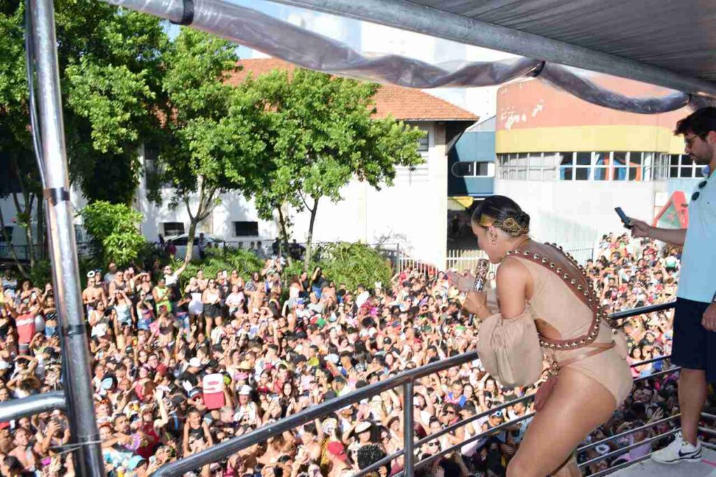 Claudia Leitte Claudia Leitte retorna neste sábado no Bloco Banda Bicha e promete arrastar multidões no pré-carnaval em Guarulhos Claudia Leitte Claudia Leitte retorna neste sábado no Bloco Banda Bicha e promete arrastar multidões no pré-carnaval em Guarulhos