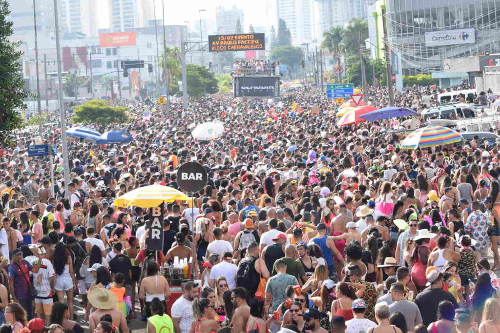 Claudia Leitte Claudia Leitte retorna neste sábado no Bloco Banda Bicha e promete arrastar multidões no pré-carnaval em Guarulhos Claudia Leitte Claudia Leitte retorna neste sábado no Bloco Banda Bicha e promete arrastar multidões no pré-carnaval em Guarulhos