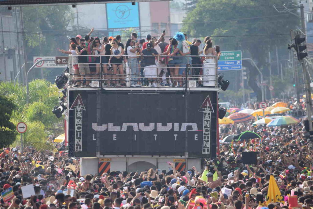 Claudia Leitte Claudia Leitte retorna neste sábado no Bloco Banda Bicha e promete arrastar multidões no pré-carnaval em Guarulhos Claudia Leitte Claudia Leitte retorna neste sábado no Bloco Banda Bicha e promete arrastar multidões no pré-carnaval em Guarulhos