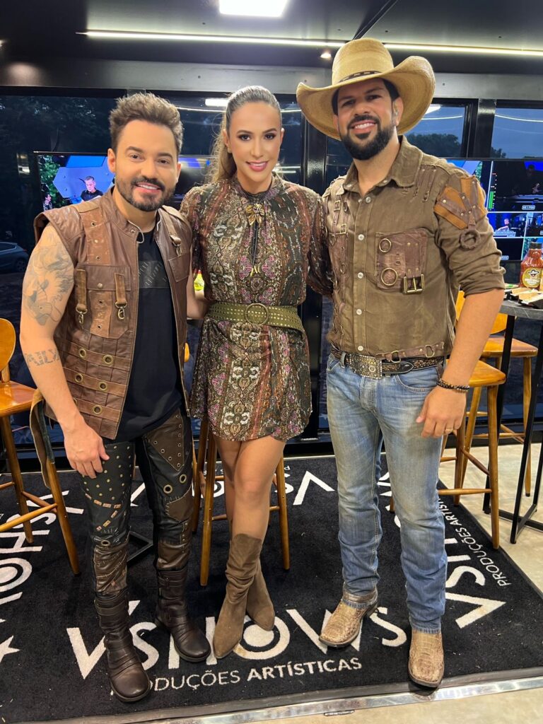 Roze Motta Dupla sertaneja é umas das primeiras a aderir ao upcycling levando para o palco criações exclusivas da stylist Roze Motta Roze Motta Dupla sertaneja é umas das primeiras a aderir ao upcycling levando para o palco criações exclusivas da stylist Roze Motta