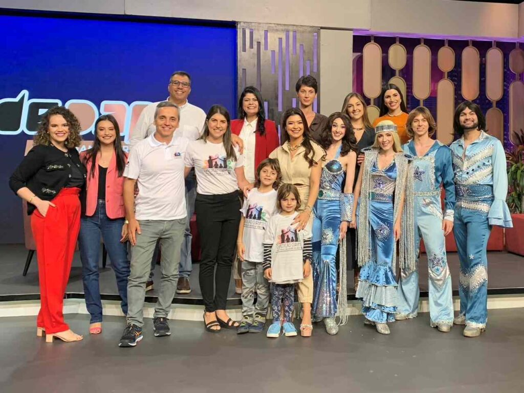 Amanda Françozo Amanda Françozo recebe a banda do Abba Experience in Concert em seu programa Amanda Françozo Amanda Françozo recebe a banda do Abba Experience in Concert em seu programa