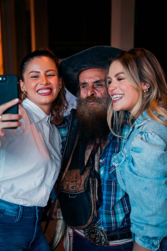 Zé Capeta Zé Capeta, o maior berranteiro do Brasil, dá aula para jovens cantores sertanejos Zé Capeta Zé Capeta, o maior berranteiro do Brasil, dá aula para jovens cantores sertanejos