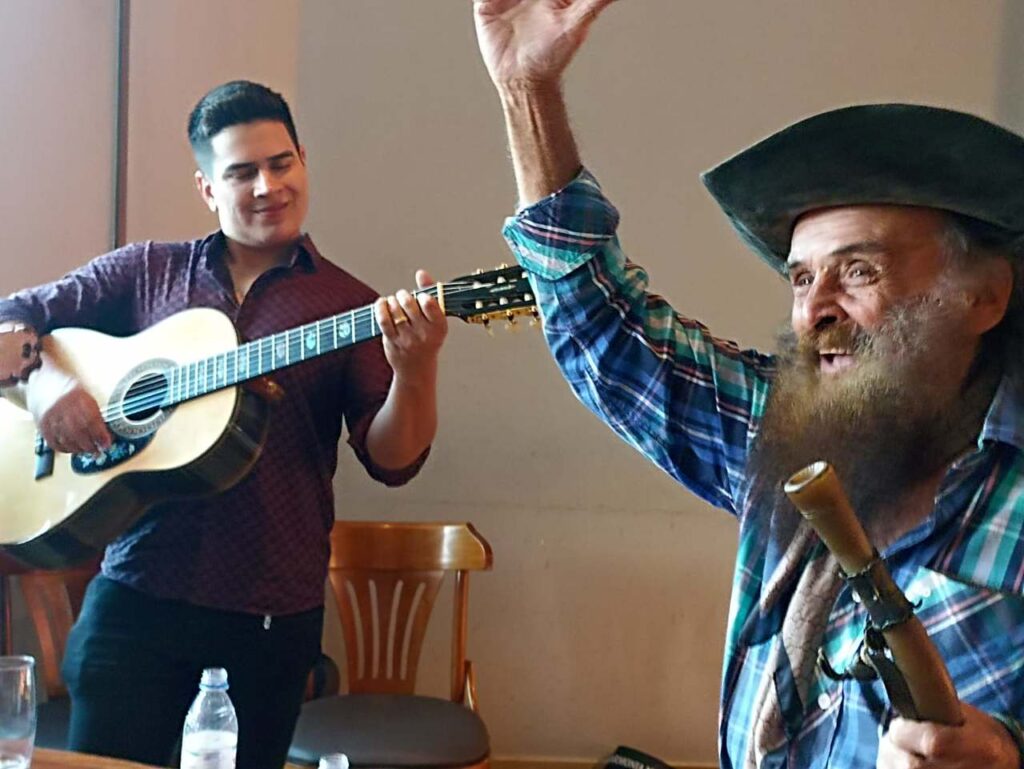 Zé Capeta Zé Capeta, o maior berranteiro do Brasil, dá aula para jovens cantores sertanejos Zé Capeta Zé Capeta, o maior berranteiro do Brasil, dá aula para jovens cantores sertanejos