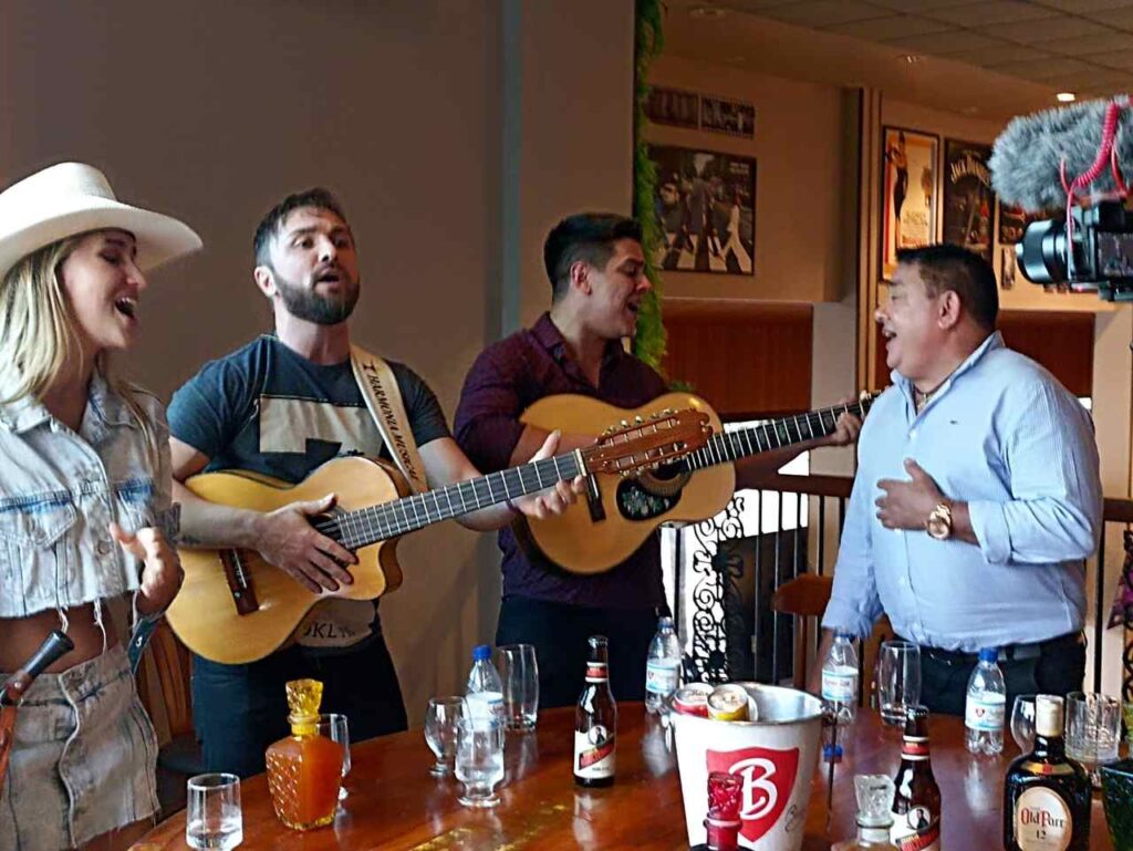 Zé Capeta Zé Capeta, o maior berranteiro do Brasil, dá aula para jovens cantores sertanejos Zé Capeta Zé Capeta, o maior berranteiro do Brasil, dá aula para jovens cantores sertanejos