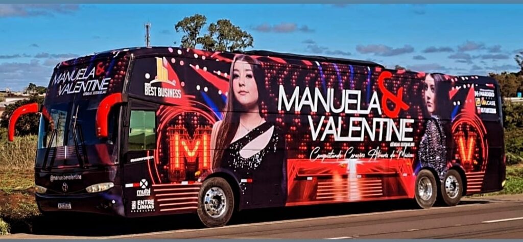 Manuela & Valentine Surpresa e emoção marcam entrega de ônibus para a dupla Manuela & Valentine Manuela & Valentine Surpresa e emoção marcam entrega de ônibus para a dupla Manuela & Valentine