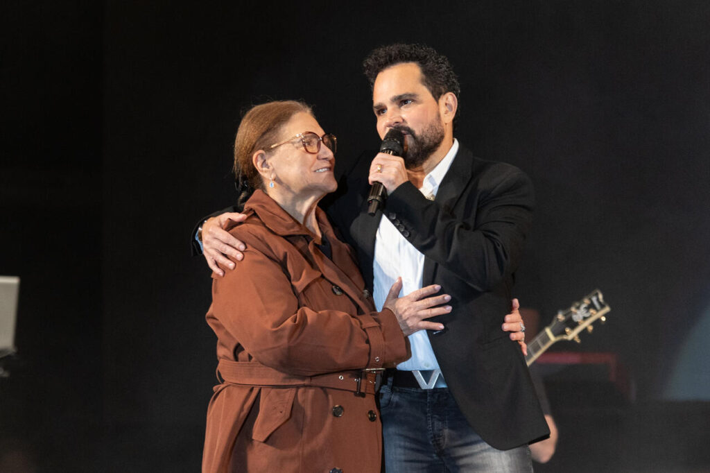 Luciano Camargo Luciano Camargo reúne 25 mil pessoas em sua estreia com show gospel Luciano Camargo Luciano Camargo reúne 25 mil pessoas em sua estreia com show gospel