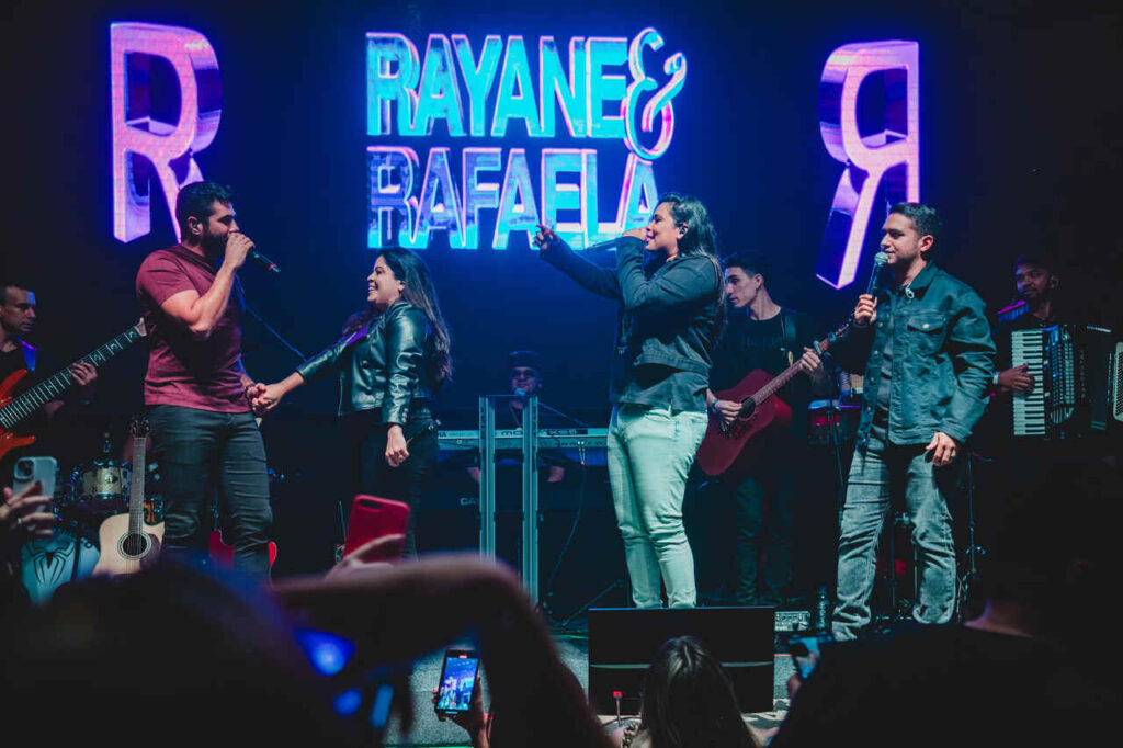 Henrique & Juliano Henrique & Juliano aparecem de surpresa em show de Rayane & Rafaela em São Paulo Henrique & Juliano Henrique & Juliano aparecem de surpresa em show de Rayane & Rafaela em São Paulo