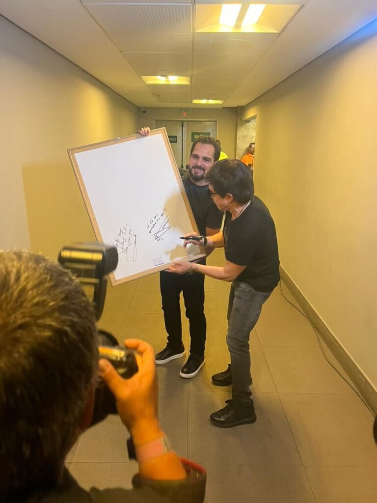 Amigos Nos bastidores do "Amigos", Luciano Camargo pede autógrafo para Zezé Di Camargo, Leonardo, Chitão e Xororó Amigos Nos bastidores do "Amigos", Luciano Camargo pede autógrafo para Zezé Di Camargo, Leonardo, Chitão e Xororó