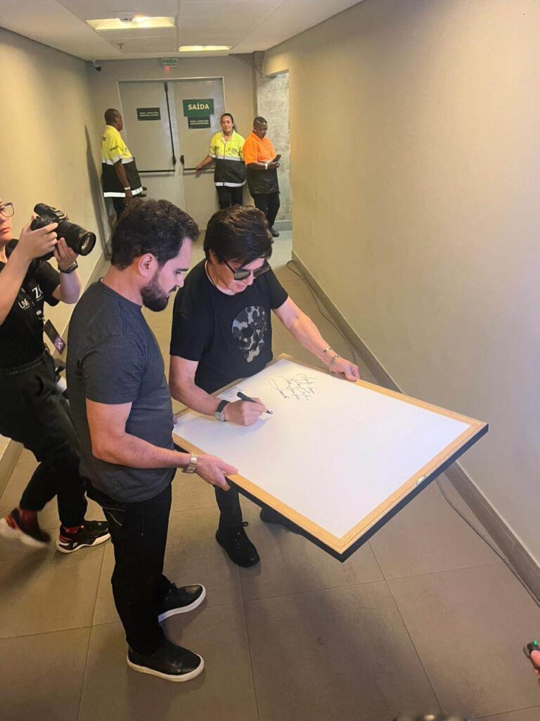 Amigos Nos bastidores do "Amigos", Luciano Camargo pede autógrafo para Zezé Di Camargo, Leonardo, Chitão e Xororó Amigos Nos bastidores do "Amigos", Luciano Camargo pede autógrafo para Zezé Di Camargo, Leonardo, Chitão e Xororó