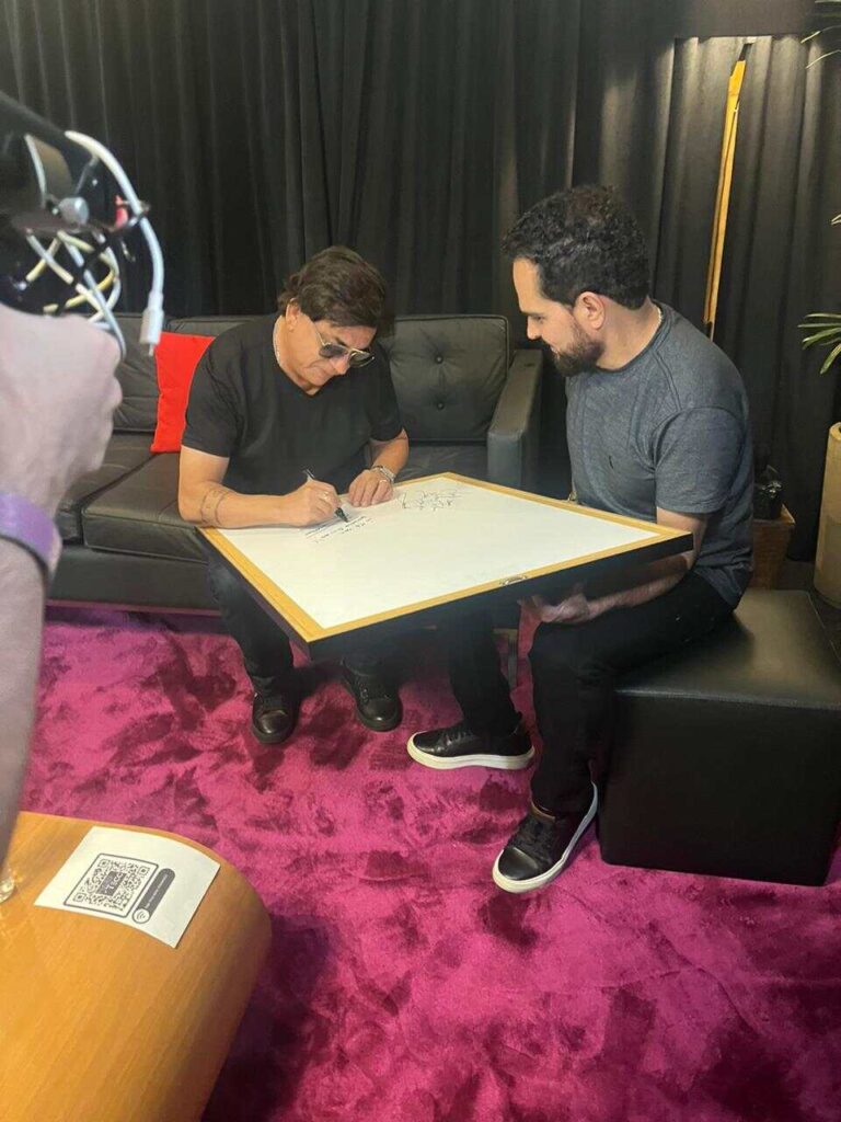Amigos Nos bastidores do "Amigos", Luciano Camargo pede autógrafo para Zezé Di Camargo, Leonardo, Chitão e Xororó Amigos Nos bastidores do "Amigos", Luciano Camargo pede autógrafo para Zezé Di Camargo, Leonardo, Chitão e Xororó