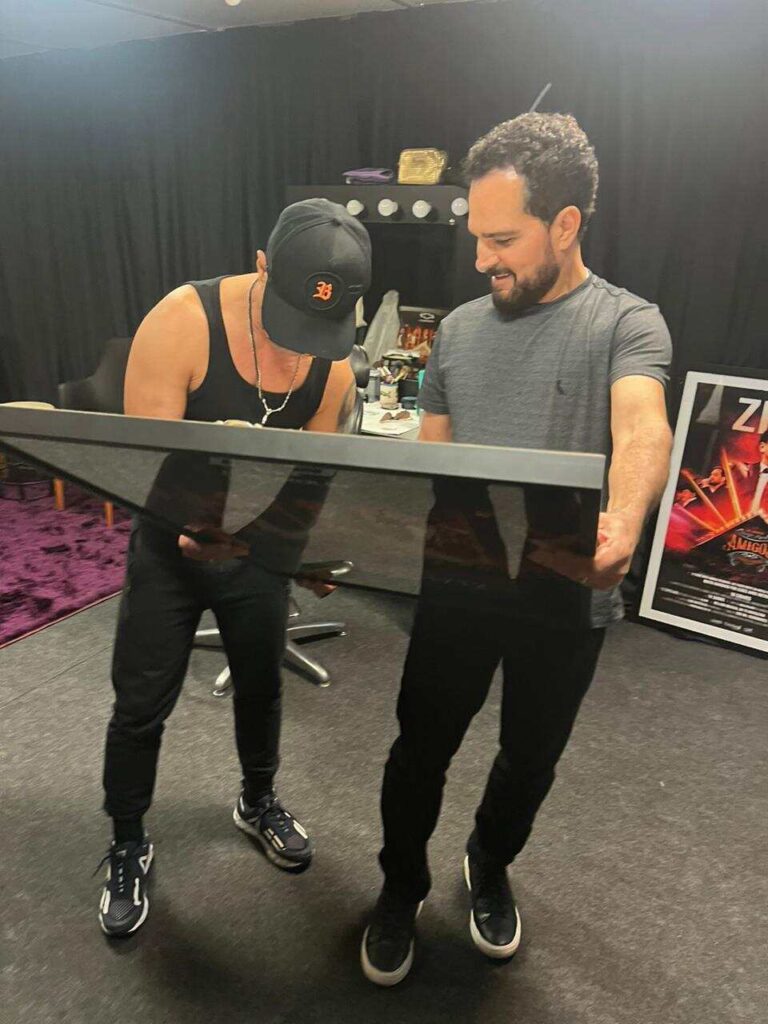 Amigos Nos bastidores do "Amigos", Luciano Camargo pede autógrafo para Zezé Di Camargo, Leonardo, Chitão e Xororó Amigos Nos bastidores do "Amigos", Luciano Camargo pede autógrafo para Zezé Di Camargo, Leonardo, Chitão e Xororó
