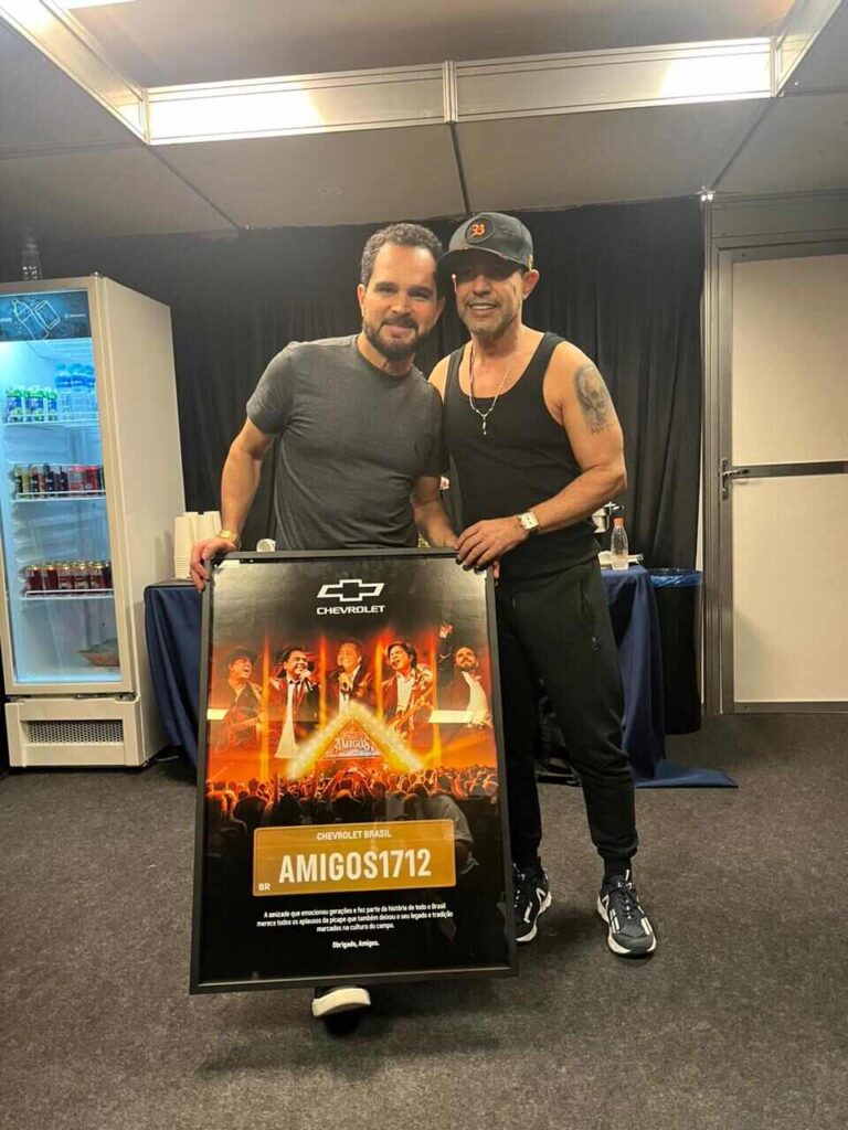 Amigos Nos bastidores do "Amigos", Luciano Camargo pede autógrafo para Zezé Di Camargo, Leonardo, Chitão e Xororó Amigos Nos bastidores do "Amigos", Luciano Camargo pede autógrafo para Zezé Di Camargo, Leonardo, Chitão e Xororó