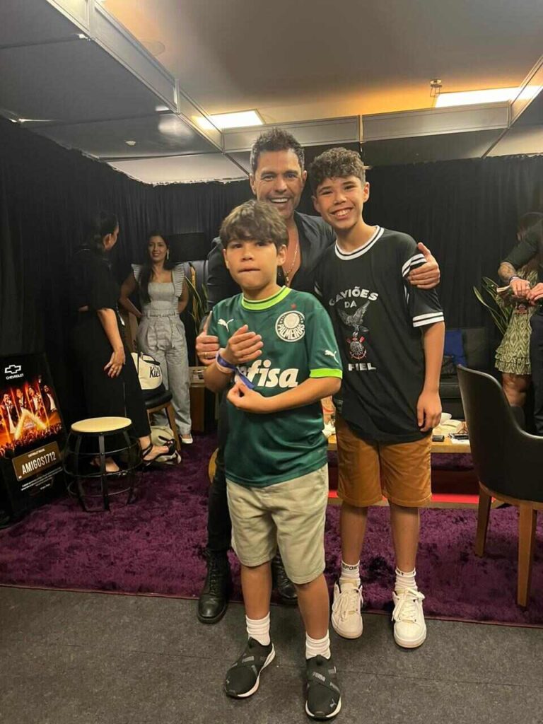 Amigos Nos bastidores do "Amigos", Luciano Camargo pede autógrafo para Zezé Di Camargo, Leonardo, Chitão e Xororó Amigos Nos bastidores do "Amigos", Luciano Camargo pede autógrafo para Zezé Di Camargo, Leonardo, Chitão e Xororó