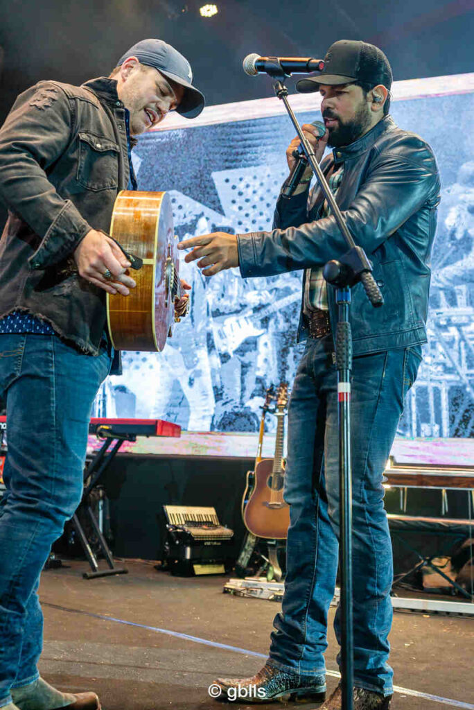Fernando e Sorocaba Atração Internacional em Bauru! Chris Weaver se junta à Fernando e Sorocaba em um show imperdível neste sábado Fernando e Sorocaba Atração Internacional em Bauru! Chris Weaver se junta à Fernando e Sorocaba em um show imperdível neste sábado