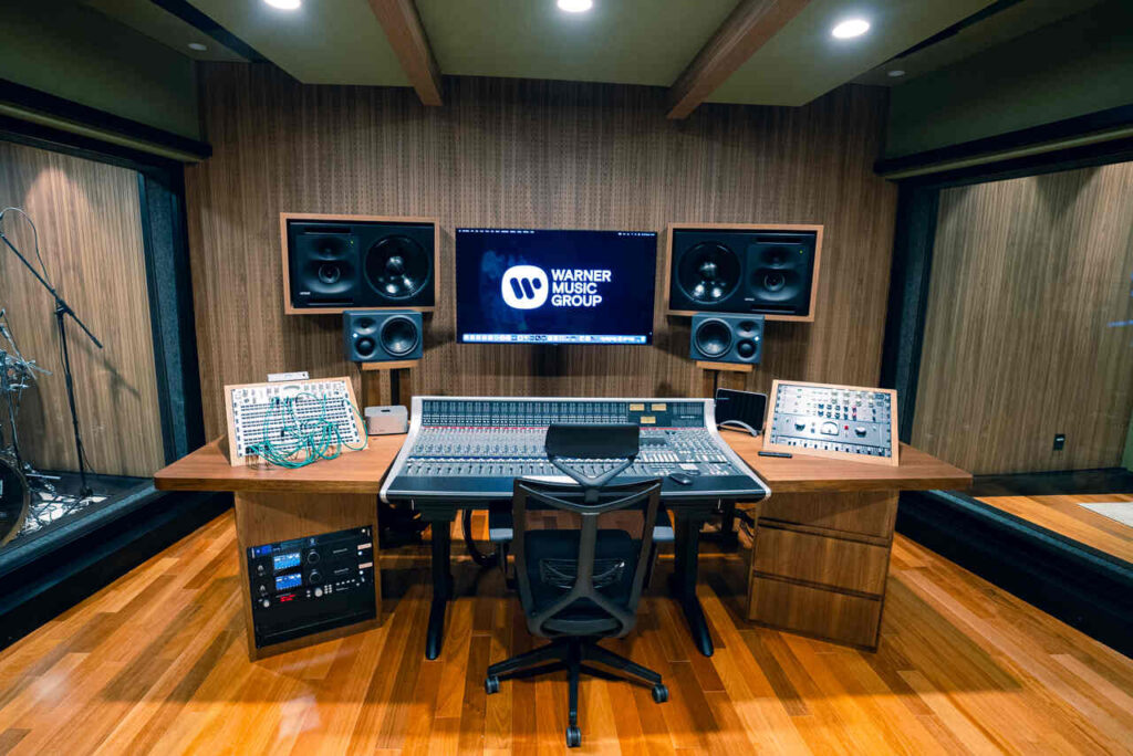 Warner Music Warner Music Group inaugura primeiro complexo exclusivo com 4 estúdios no Rio de Janeiro Warner Music Warner Music Group inaugura primeiro complexo exclusivo com 4 estúdios no Rio de Janeiro