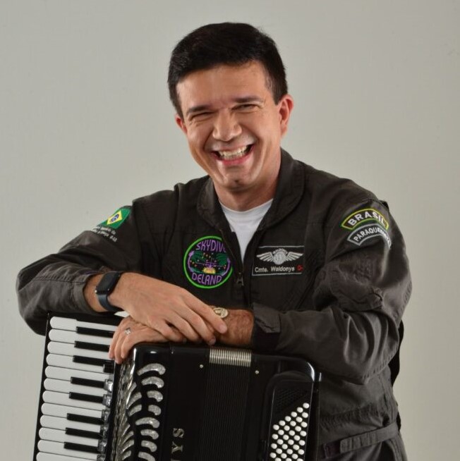 Frank Aguiar Frank Aguiar recebe o cantor e piloto acrobático Waldonys Frank Aguiar Frank Aguiar recebe o cantor e piloto acrobático Waldonys