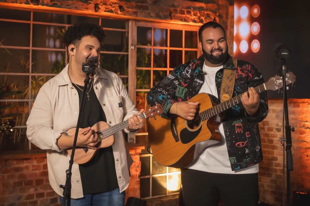 Vitor e João Pedro Vitor e João Pedro inovam no sertanejo com o lançamento de "Dia 15" Vitor e João Pedro Vitor e João Pedro inovam no sertanejo com o lançamento de "Dia 15"