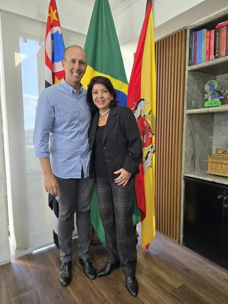 Roberta Miranda Roberta Miranda é a nova embaixadora da Secretaria da Mulher de Sorocaba Roberta Miranda Roberta Miranda é a nova embaixadora da Secretaria da Mulher de Sorocaba