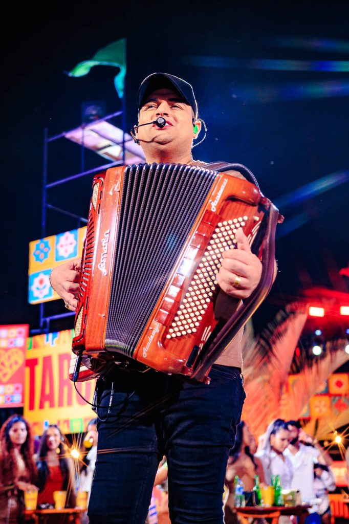 TARCÍSIO DO ACORDEON TARCÍSIO DO ACORDEON APRESENTA "TARCISIOLOGIA – SÓ PEDRADA" E ENTREGA UM ÁLBUM PARA SENTIR NA PELE E NO PEITO TARCÍSIO DO ACORDEON TARCÍSIO DO ACORDEON APRESENTA "TARCISIOLOGIA – SÓ PEDRADA" E ENTREGA UM ÁLBUM PARA SENTIR NA PELE E NO PEITO