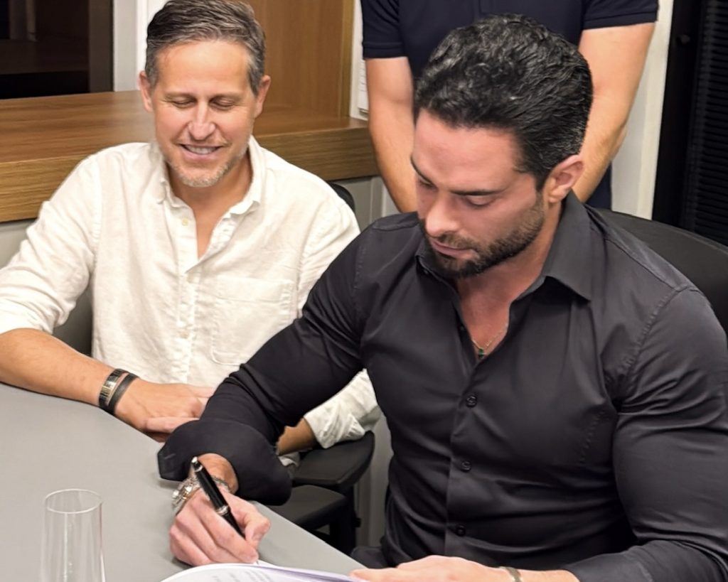 Enzo Ferro Enzo Ferro assina com o Grupo Caldi e se torna o primeiro artista 360° da empresa Enzo Ferro Enzo Ferro assina com o Grupo Caldi e se torna o primeiro artista 360° da empresa