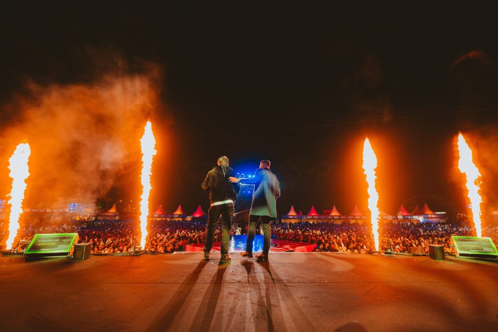 Zé Neto & Cristiano Zé Neto & Cristiano comemoram dia dos pais e aniversário em cima do palco Zé Neto & Cristiano Zé Neto & Cristiano comemoram dia dos pais e aniversário em cima do palco