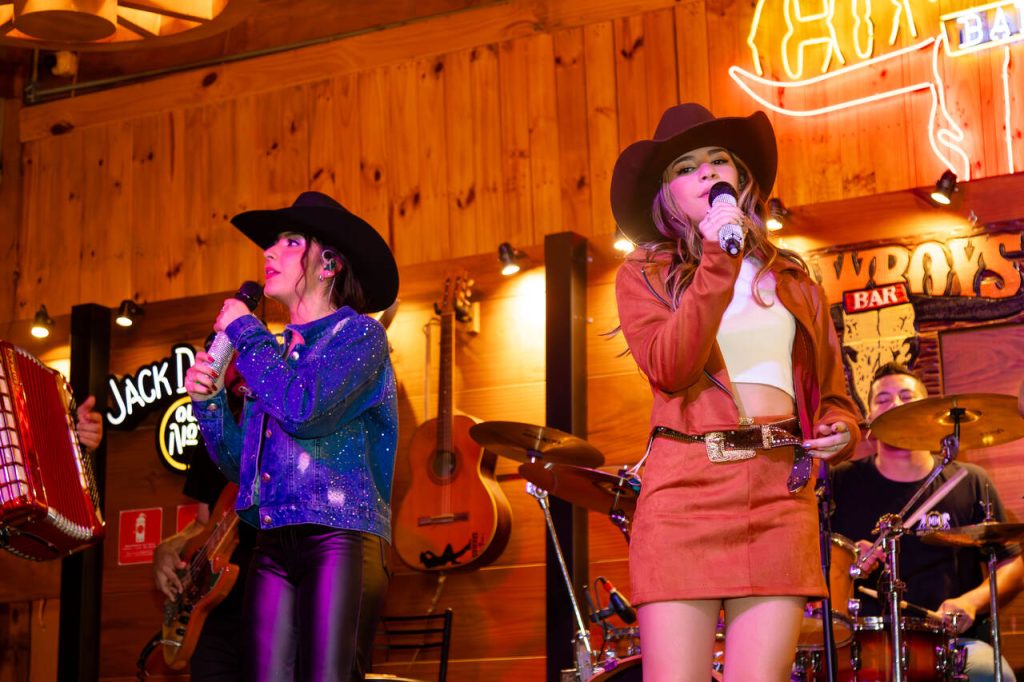 Melissa e Milena Melissa e Milena lotam Cowboys Bar e anunciam lançamento de “Beija Besta” Melissa e Milena Melissa e Milena lotam Cowboys Bar e anunciam lançamento de “Beija Besta”