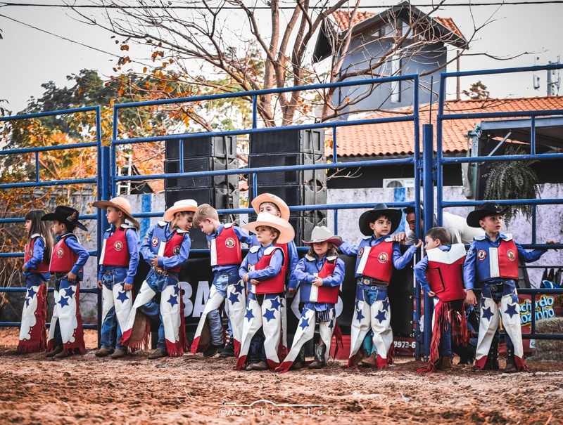 Segura peãozinho Segura peãozinho: montaria em carneiros diverte crianças no Rancho do Peãozinho em Barretos Segura peãozinho Segura peãozinho: montaria em carneiros diverte crianças no Rancho do Peãozinho em Barretos