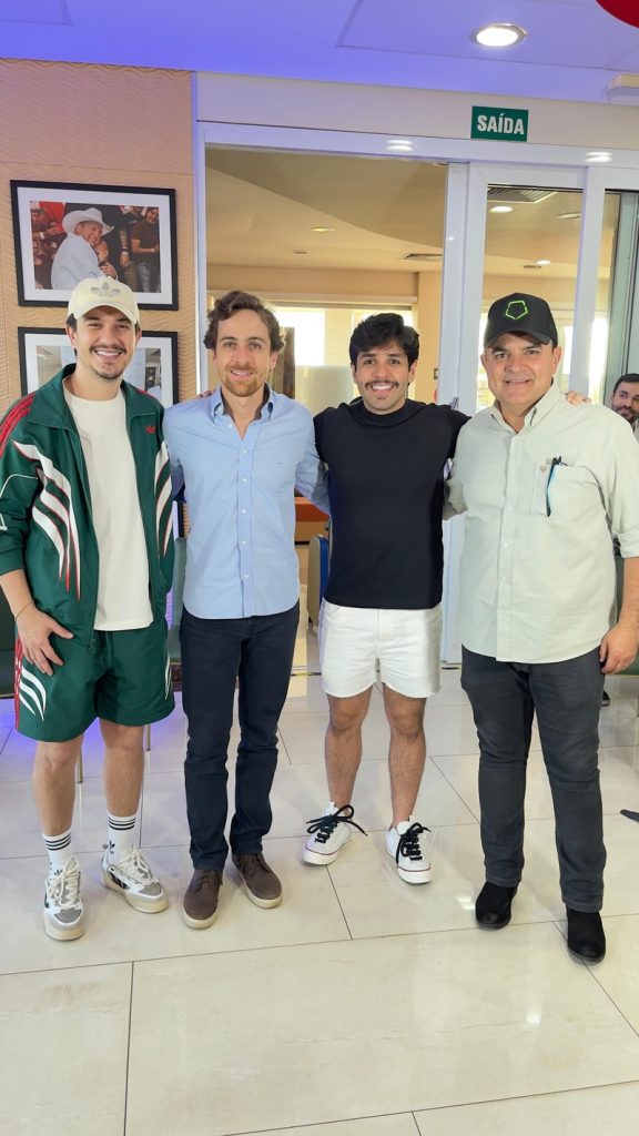 Hugo e Guilherme Hugo e Guilherme doam cachê da apresentação na Festa do Peão de Barretos ao Hospital de Amor Hugo e Guilherme Hugo e Guilherme doam cachê da apresentação na Festa do Peão de Barretos ao Hospital de Amor