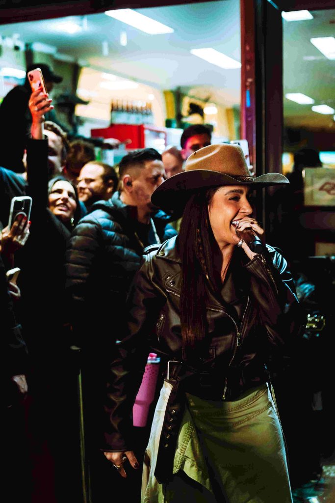 Lauana Prado Lauana Prado surpreende os fãs com pocket show na Avenida Paulista Lauana Prado Lauana Prado surpreende os fãs com pocket show na Avenida Paulista