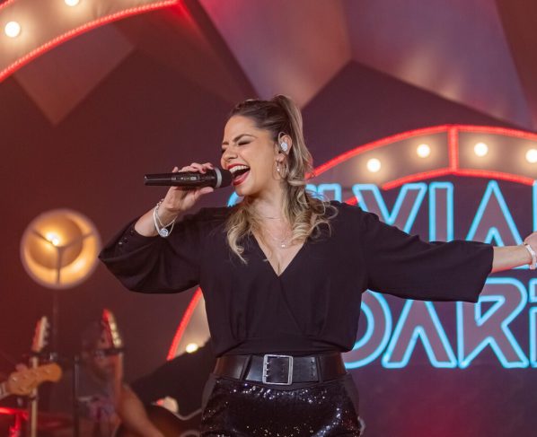 Léo Foguete Silviane Soares lança a música "Imunidade"