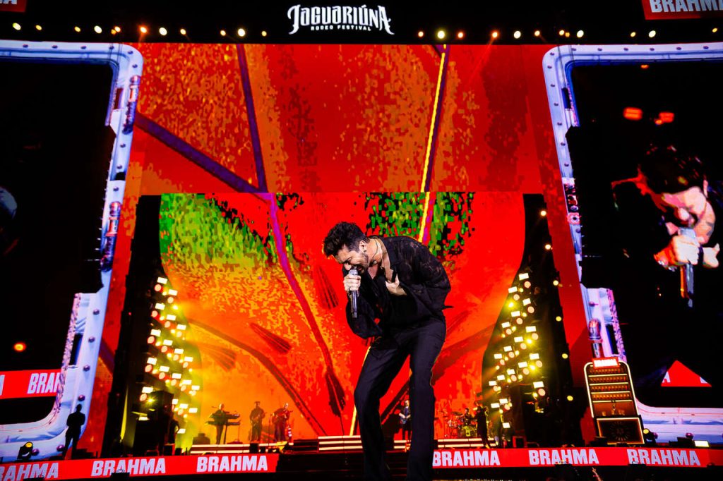 Luan Santana Luan Santana bate recorde de público e leva 40 mil pessoas a Jaguariúna, na madrugada de sábado para domingo Luan Santana Luan Santana bate recorde de público e leva 40 mil pessoas a Jaguariúna, na madrugada de sábado para domingo