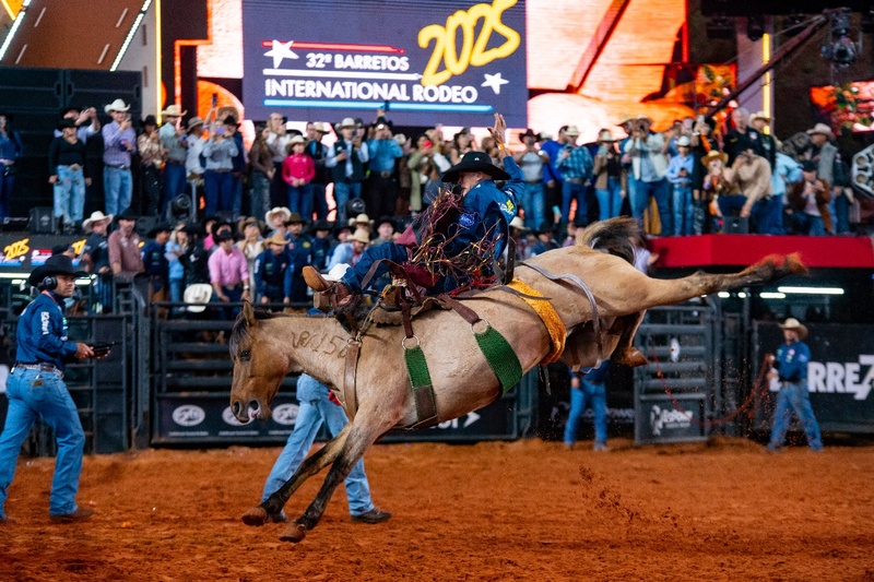 Brasileiro Caio Fazan vence 2º round das montarias em touros do 32º Barretos International Rodeo Brasileiro Caio Fazan vence 2º round das montarias em touros do 32º Barretos International Rodeo