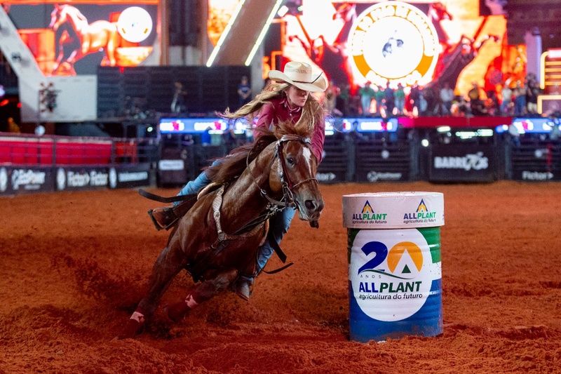 Brasileiro Caio Fazan vence 2º round das montarias em touros do 32º Barretos International Rodeo Brasileiro Caio Fazan vence 2º round das montarias em touros do 32º Barretos International Rodeo