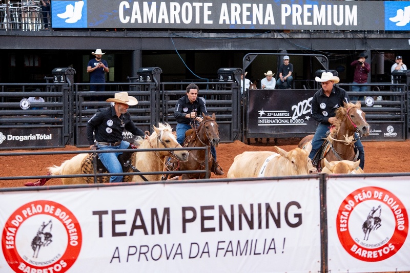 Brasileiro Caio Fazan vence 2º round das montarias em touros do 32º Barretos International Rodeo Brasileiro Caio Fazan vence 2º round das montarias em touros do 32º Barretos International Rodeo