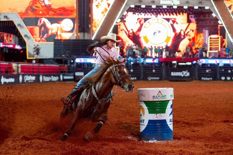 Brasileiro Caio Fazan vence 2º round das montarias em touros do 32º Barretos International Rodeo Brasileiro Caio Fazan vence 2º round das montarias em touros do 32º Barretos International Rodeo