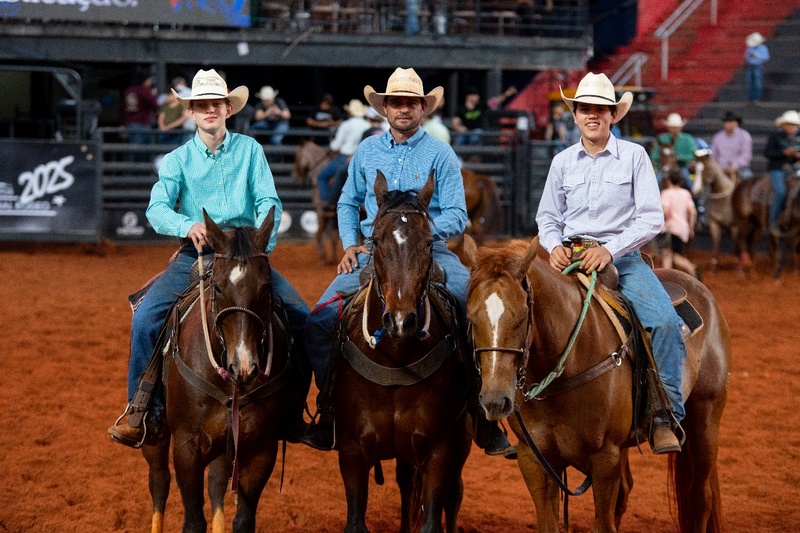Brasileiro Caio Fazan vence 2º round das montarias em touros do 32º Barretos International Rodeo Brasileiro Caio Fazan vence 2º round das montarias em touros do 32º Barretos International Rodeo