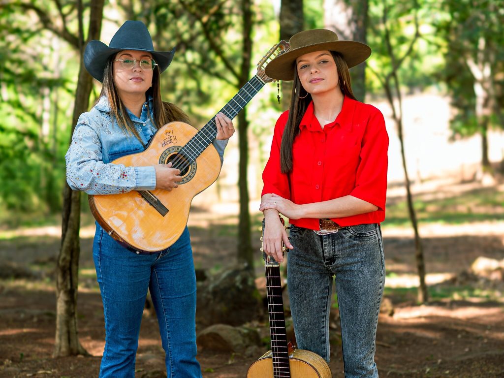 Mary Galvão e Mário Campanha cantam seus sucessos no Aparecida Sertaneja Mary Galvão e Mário Campanha cantam seus sucessos no Aparecida Sertaneja