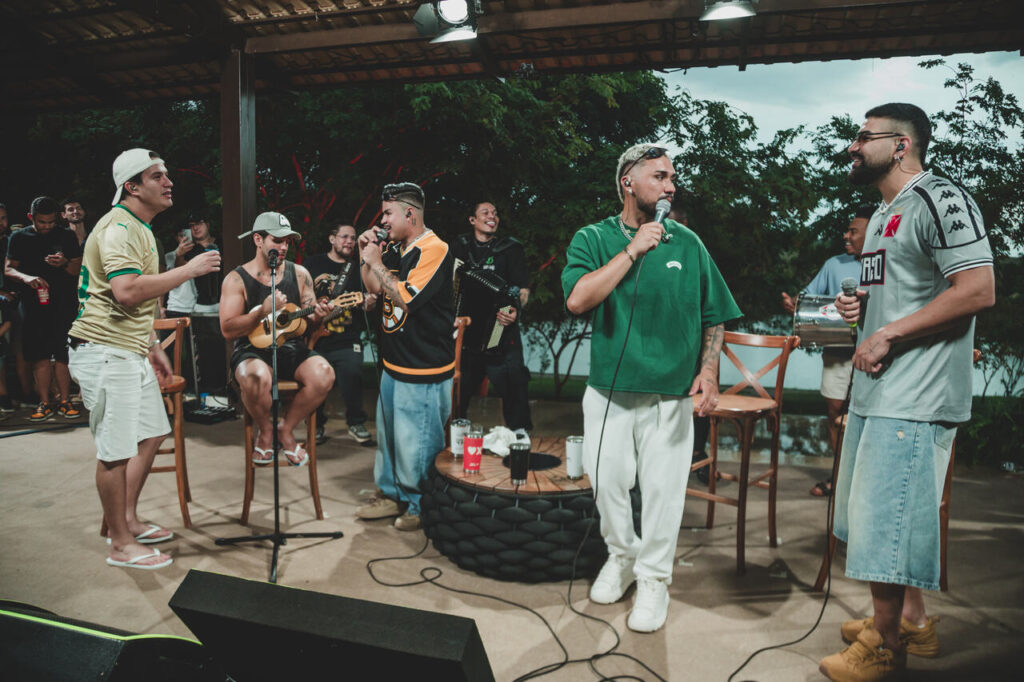 Rafa e Júnior Rafa e Júnior lançam "Pega em Segredo" com Hugo e Guilherme Rafa e Júnior Rafa e Júnior lançam "Pega em Segredo" com Hugo e Guilherme