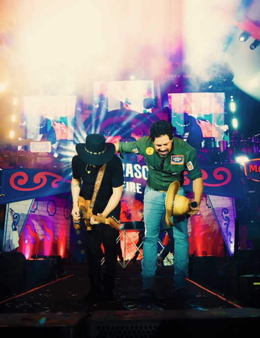 Fernando e Sorocaba Fernando e Sorocaba recebem Angie K em show surpresa Fernando e Sorocaba Fernando e Sorocaba recebem Angie K em show surpresa